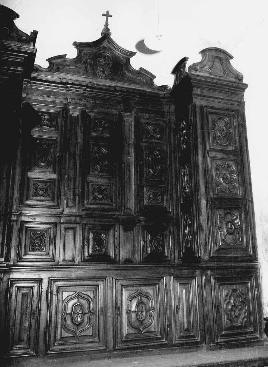 mobile da sacrestia con alzata, opera isolata - bottega biellese (fine/inizio secc. XVII/ XVIII)