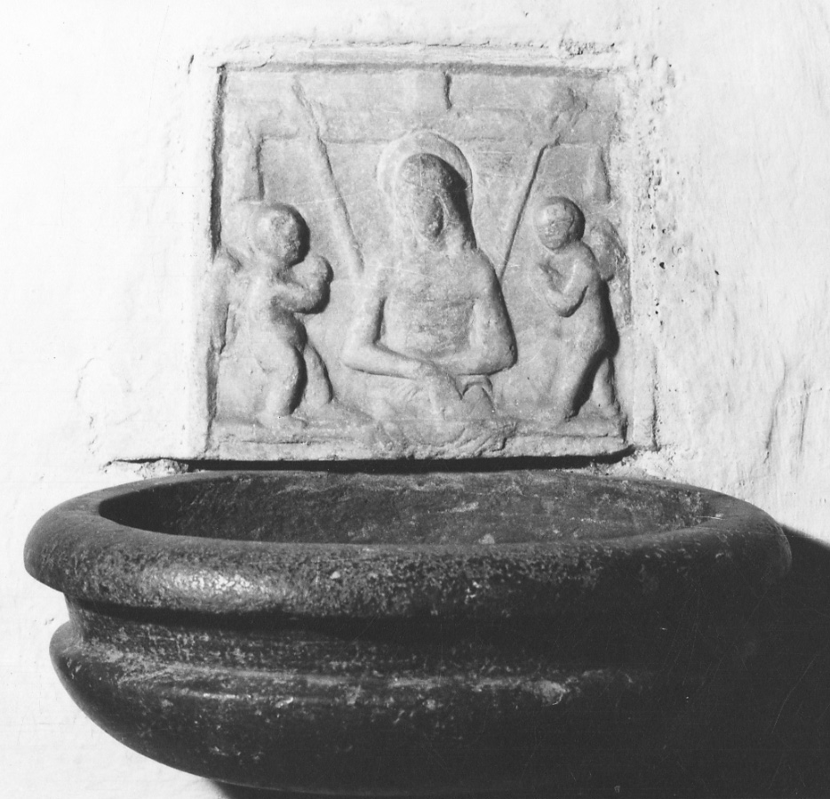 Cristo in pietà e angeli con simboli della passione (rilievo, opera isolata) - ambito piemontese (prima metà sec. XVI)