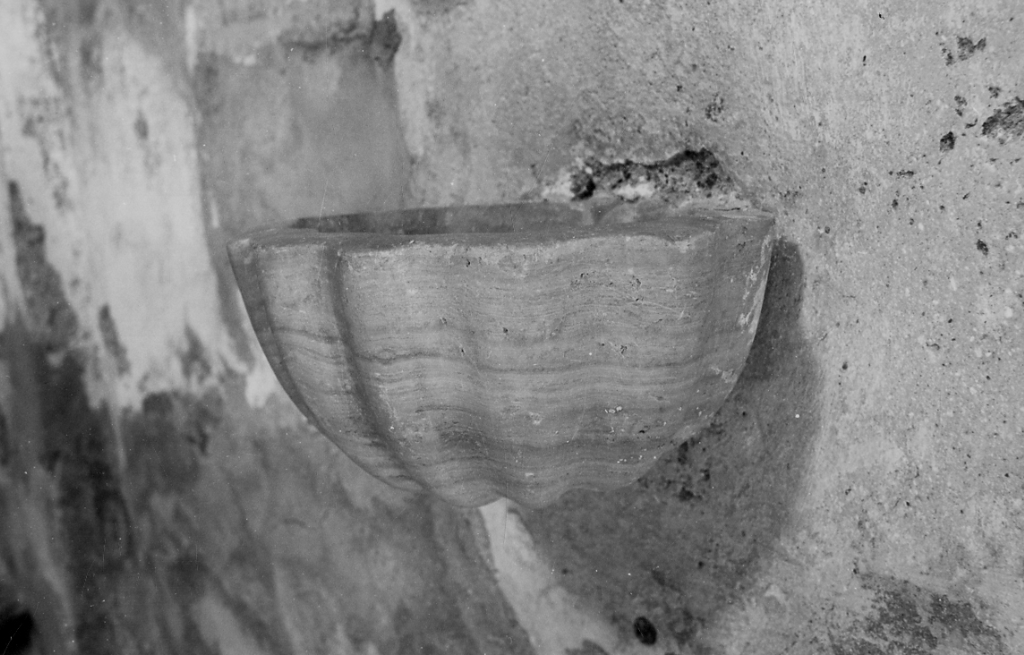 acquasantiera - a conchiglia, opera isolata - bottega piemontese (prima metà sec. XVIII)