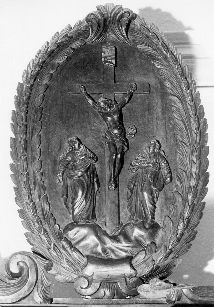 crocifissione di Cristo con la Madonna e Santa Maria Maddalena (rilievo, elemento d'insieme) - bottega vercellese (secondo quarto sec. XVIII)