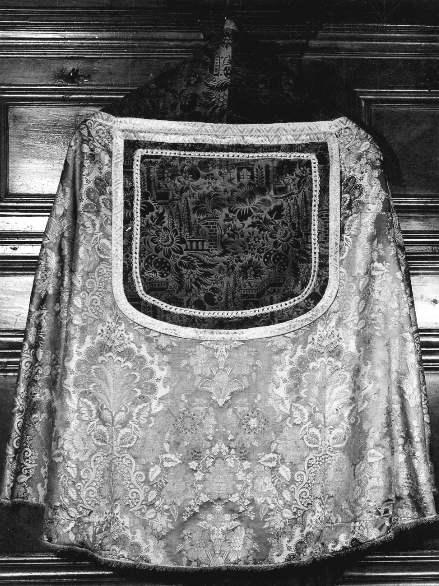 piviale, elemento d'insieme - manifattura italiana (fine/inizio, secondo quarto secc. XVII/ XVIII, sec. XVIII)