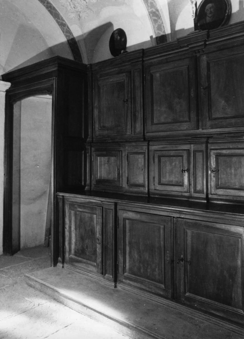 mobile da sacrestia con alzata, opera isolata - bottega vercellese (fine/inizio secc. XVII/ XVIII)