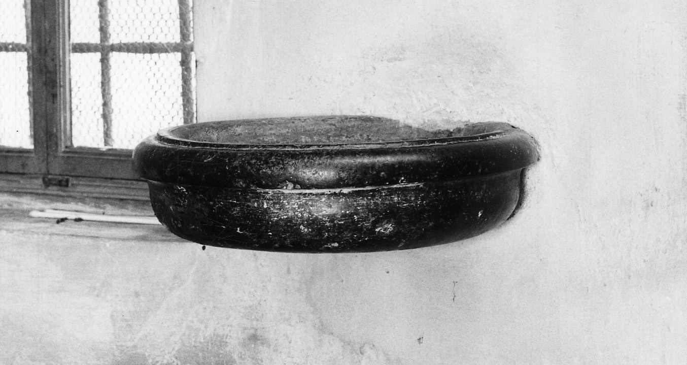 acquasantiera da parete, opera isolata - bottega piemontese (sec. XVII)