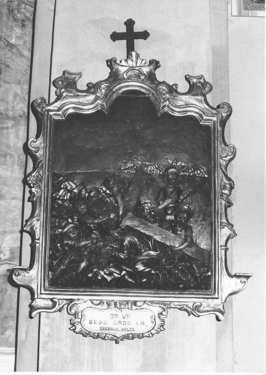 stazione VII: Gesù cade sotto la croce la seconda volta (rilievo) di Serpentiere Pietro Antonio (bottega) (prima metà sec. XVIII)