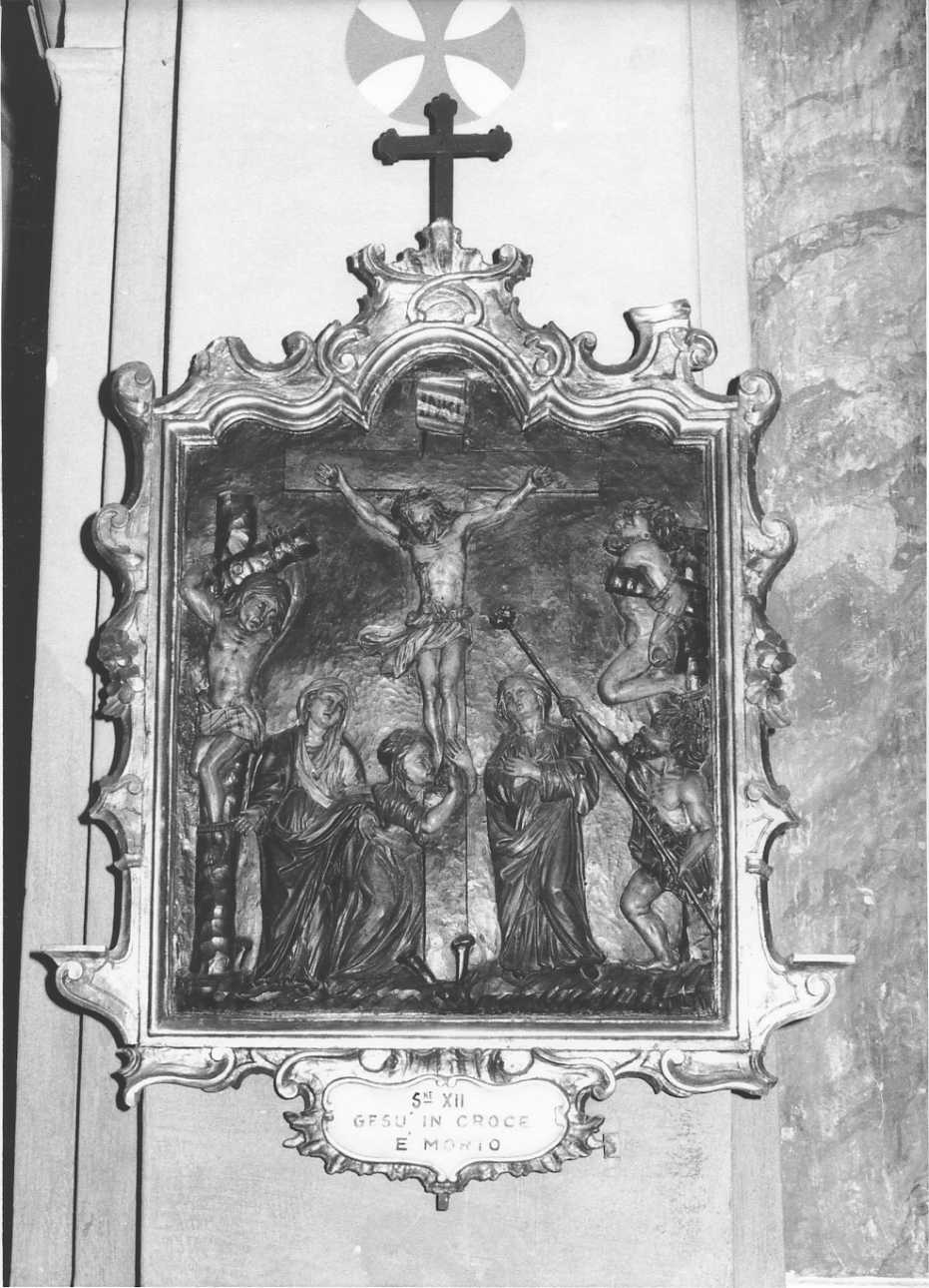 stazione XII: Gesù innalzato e morto in croce (rilievo) di Serpentiere Pietro Antonio (bottega) (prima metà sec. XVIII)