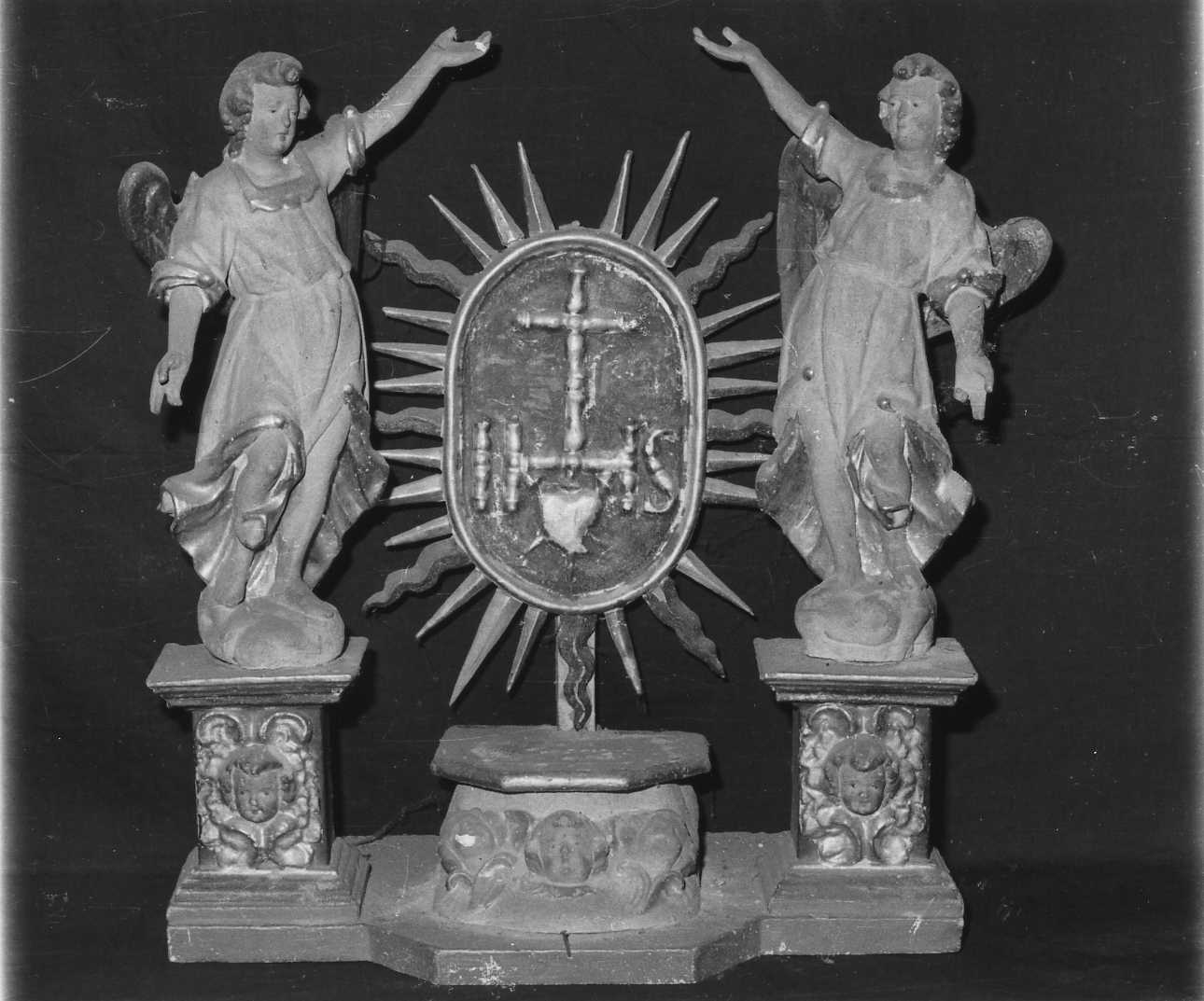 angeli con monogramma cristologico (gruppo scultoreo, opera isolata) - bottega biellese (sec. XIX)