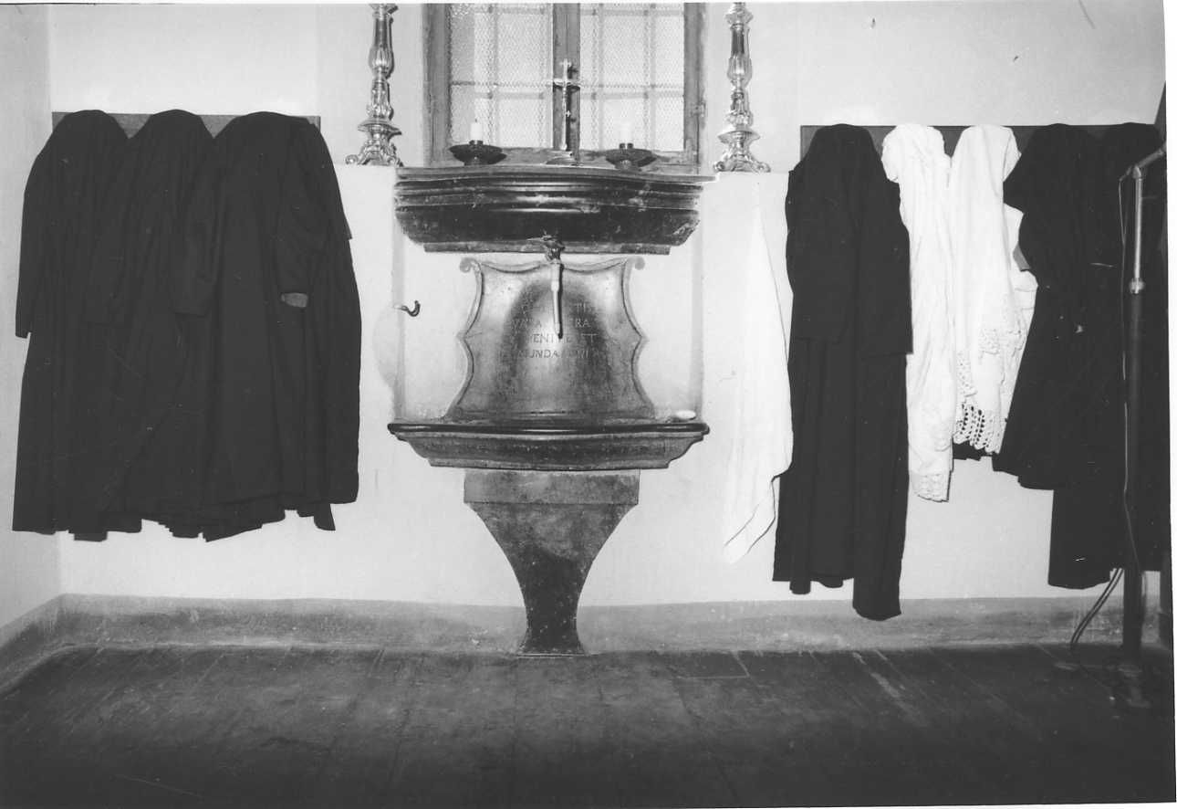 lavabo da sacrestia, opera isolata - bottega biellese (prima metà sec. XVII)