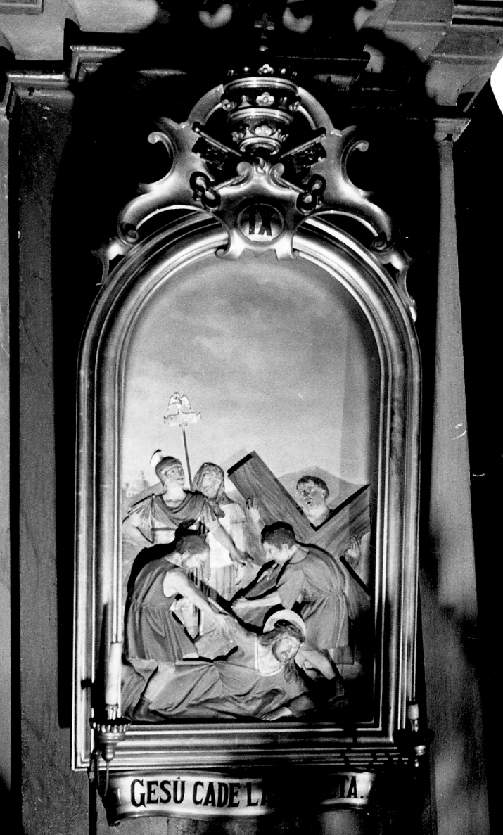 stazione IX: Gesù cade sotto la croce la terza volta (rilievo, elemento d'insieme) di Minoia Ditta (fine sec. XIX)