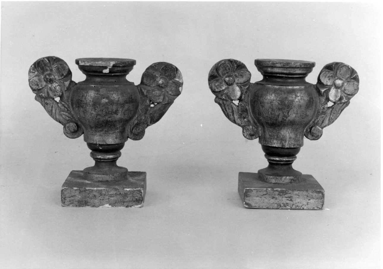 vaso d'altare con composizione floreale, serie - bottega piemontese (sec. XIX)