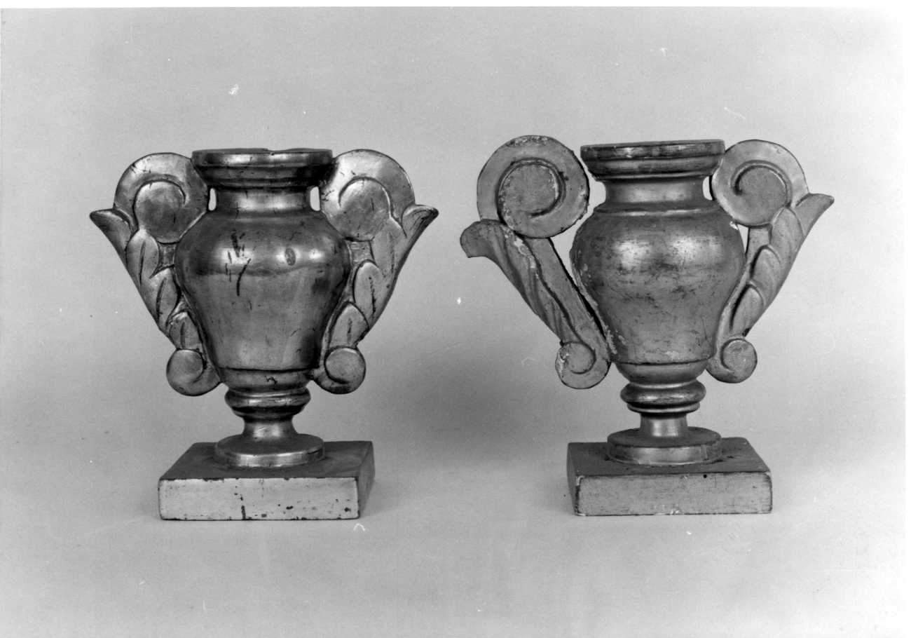 vaso d'altare con composizione floreale, serie - bottega piemontese (ultimo quarto sec. XIX)