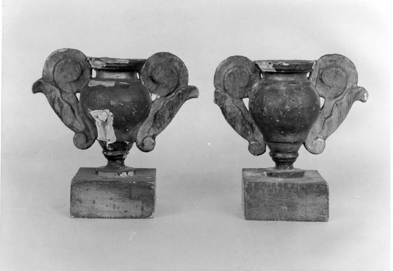 vaso d'altare con composizione floreale, serie - bottega piemontese (sec. XIX)