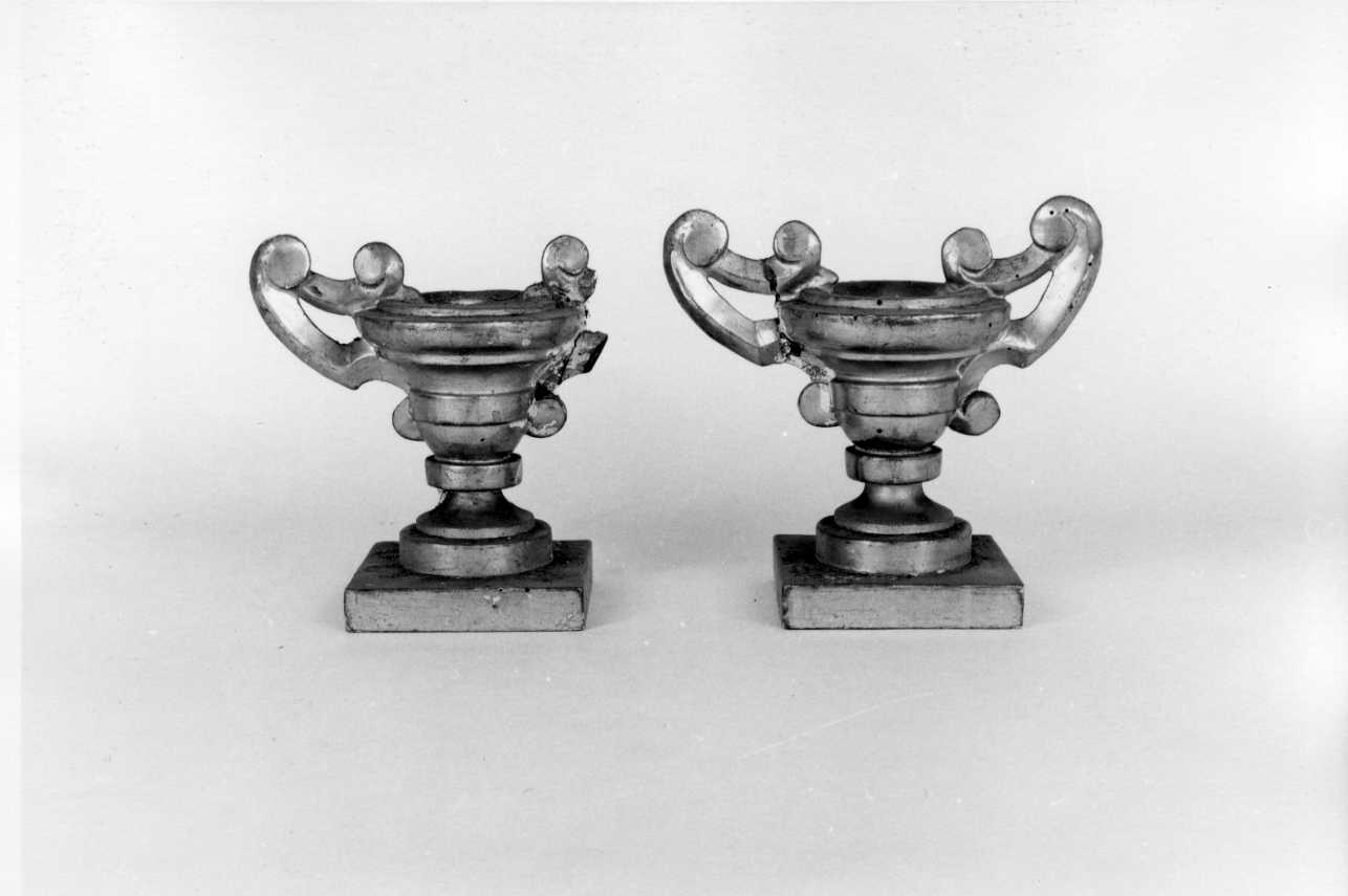 vaso d'altare con composizione floreale, serie - bottega piemontese (sec. XIX)