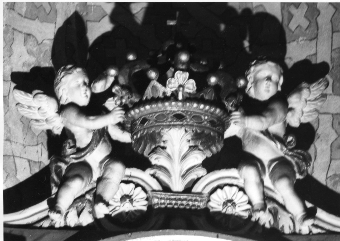 angeli reggicorona (gruppo scultoreo, insieme) - bottega cuneese (seconda metà sec. XVIII)