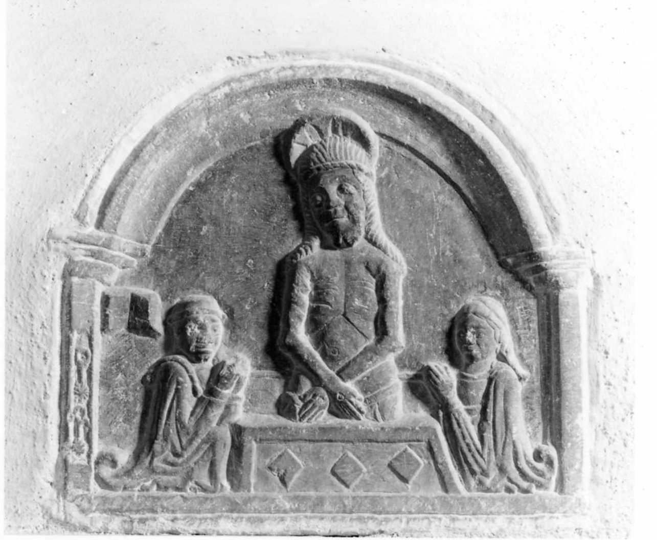 Cristo in pietà e donatori (rilievo, opera isolata) - ambito piemontese (prima metà sec. XIV)