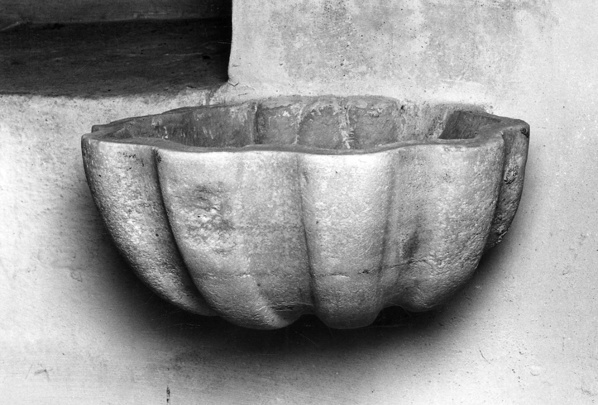 acquasantiera - a conchiglia, opera isolata - bottega piemontese (seconda metà sec. XVIII)