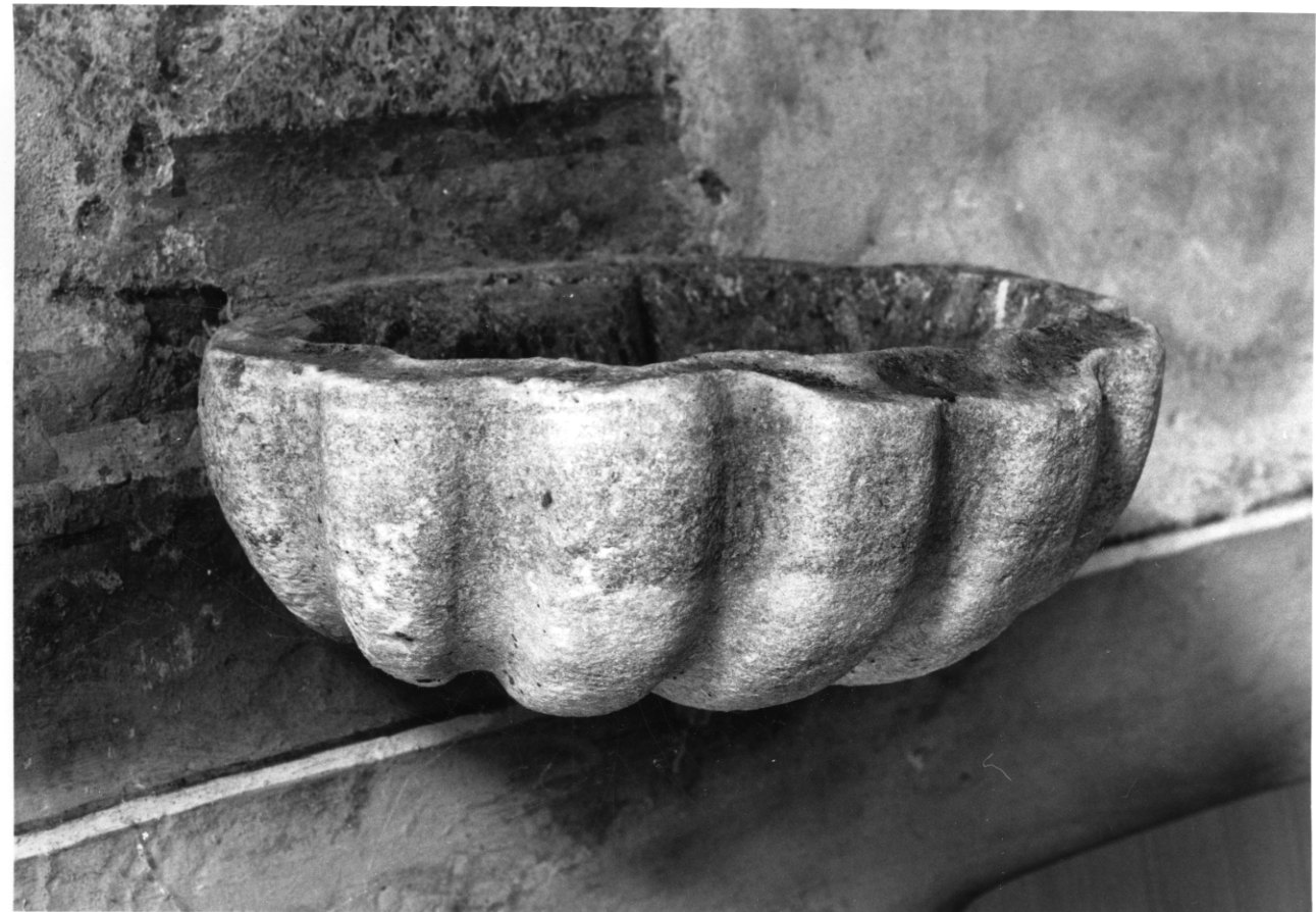 acquasantiera - a conchiglia, opera isolata - bottega piemontese (seconda metà sec. XVIII)