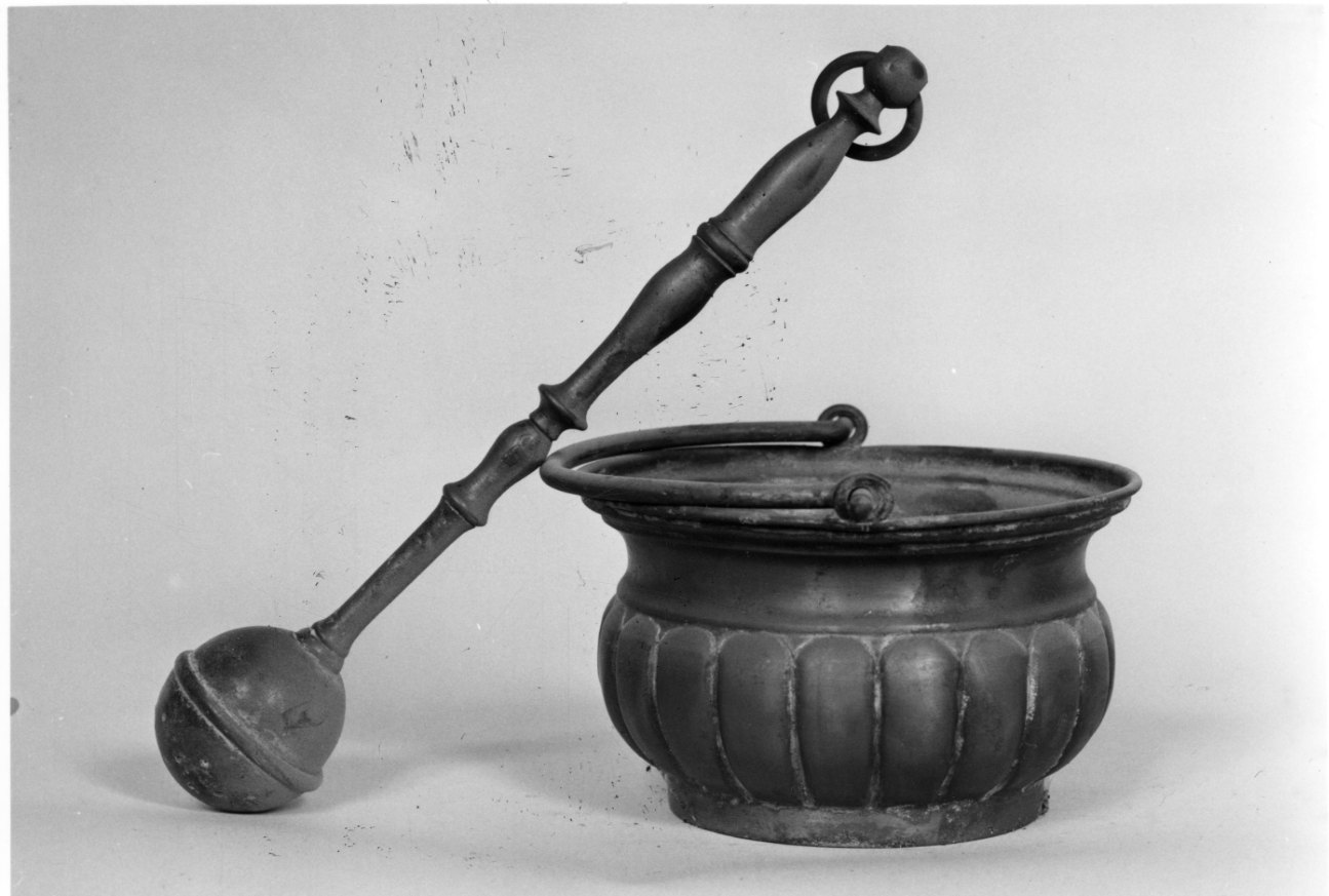 secchiello per l'acqua benedetta, elemento d'insieme - bottega piemontese (secondo quarto sec. XIX)