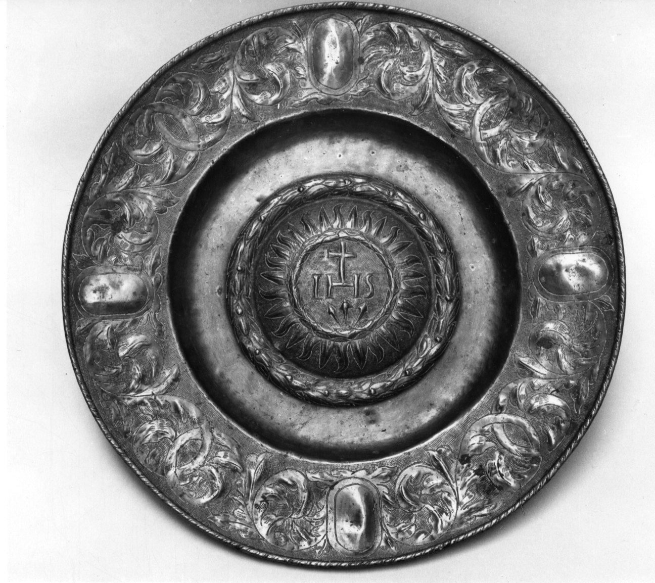 bacile da parata, opera isolata - bottega piemontese (inizio sec. XVIII)