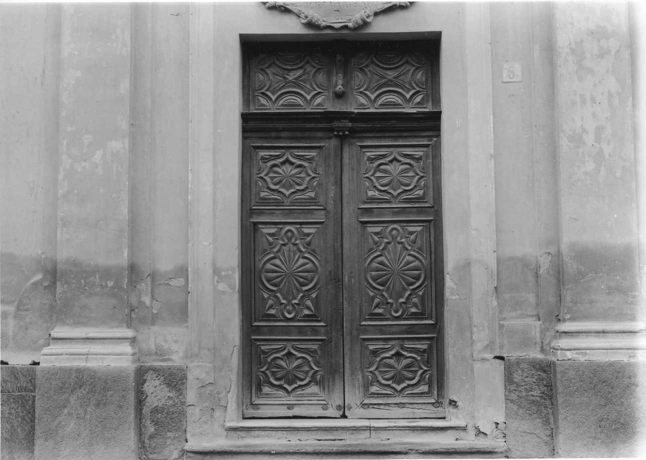 motivi decorativi geometrici (portone - a due battenti, opera isolata) - bottega cuneese (metà sec. XVIII)