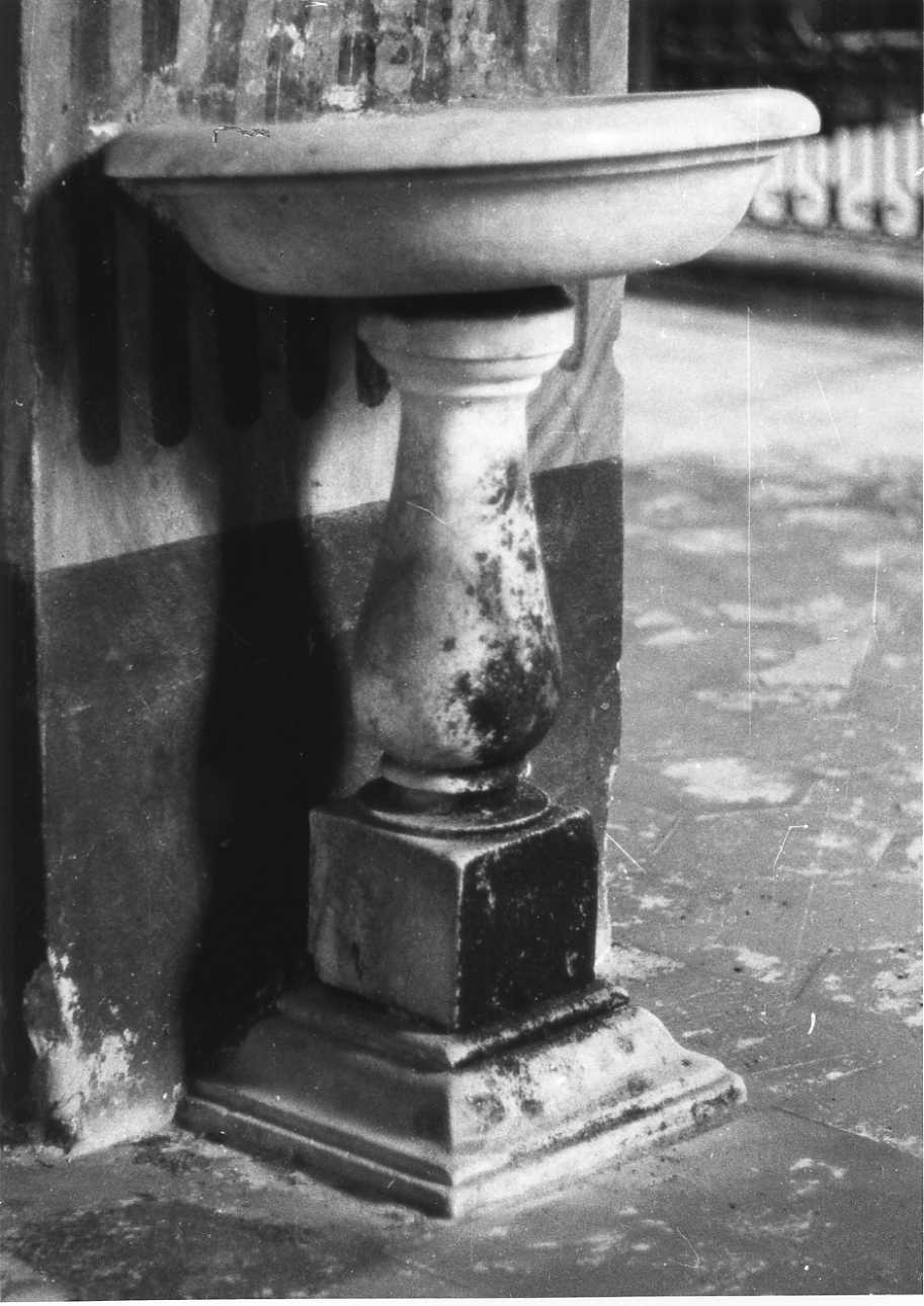 stemma (acquasantiera - a fusto, opera isolata) - bottega cuneese (primo quarto sec. XVII)