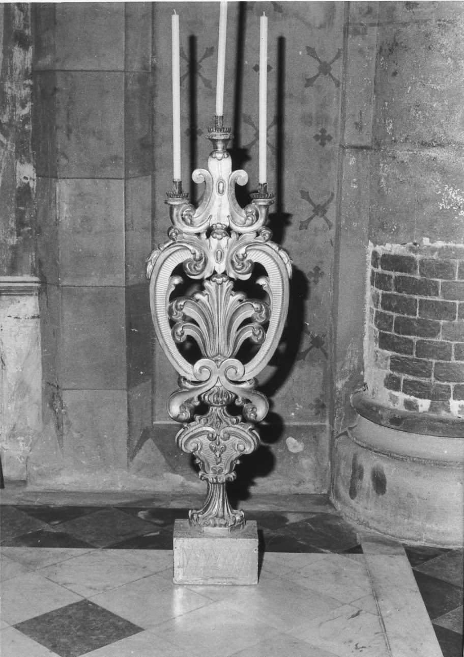 motivi decorativi a volute (candelabro da chiesa, coppia) - ambito piemontese (sec. XVIII)