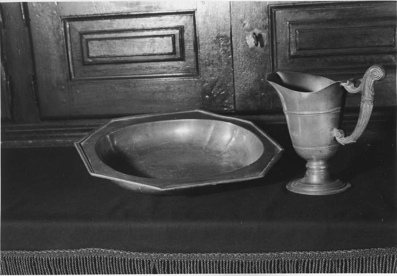 bacile per abluzioni, opera isolata - ambito piemontese (sec. XVIII)