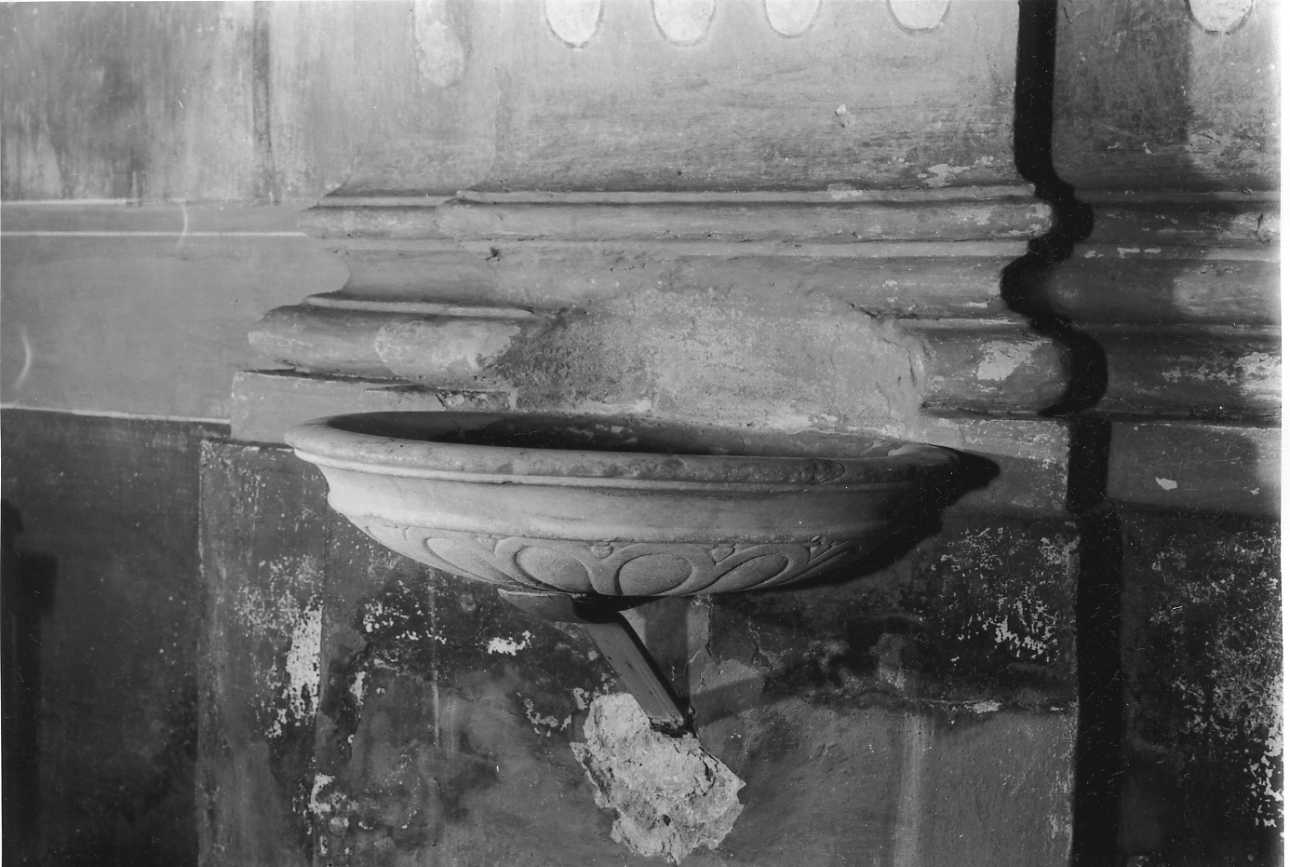 vasca di acquasantiera, frammento - bottega piemontese (ultimo quarto sec. XVI)