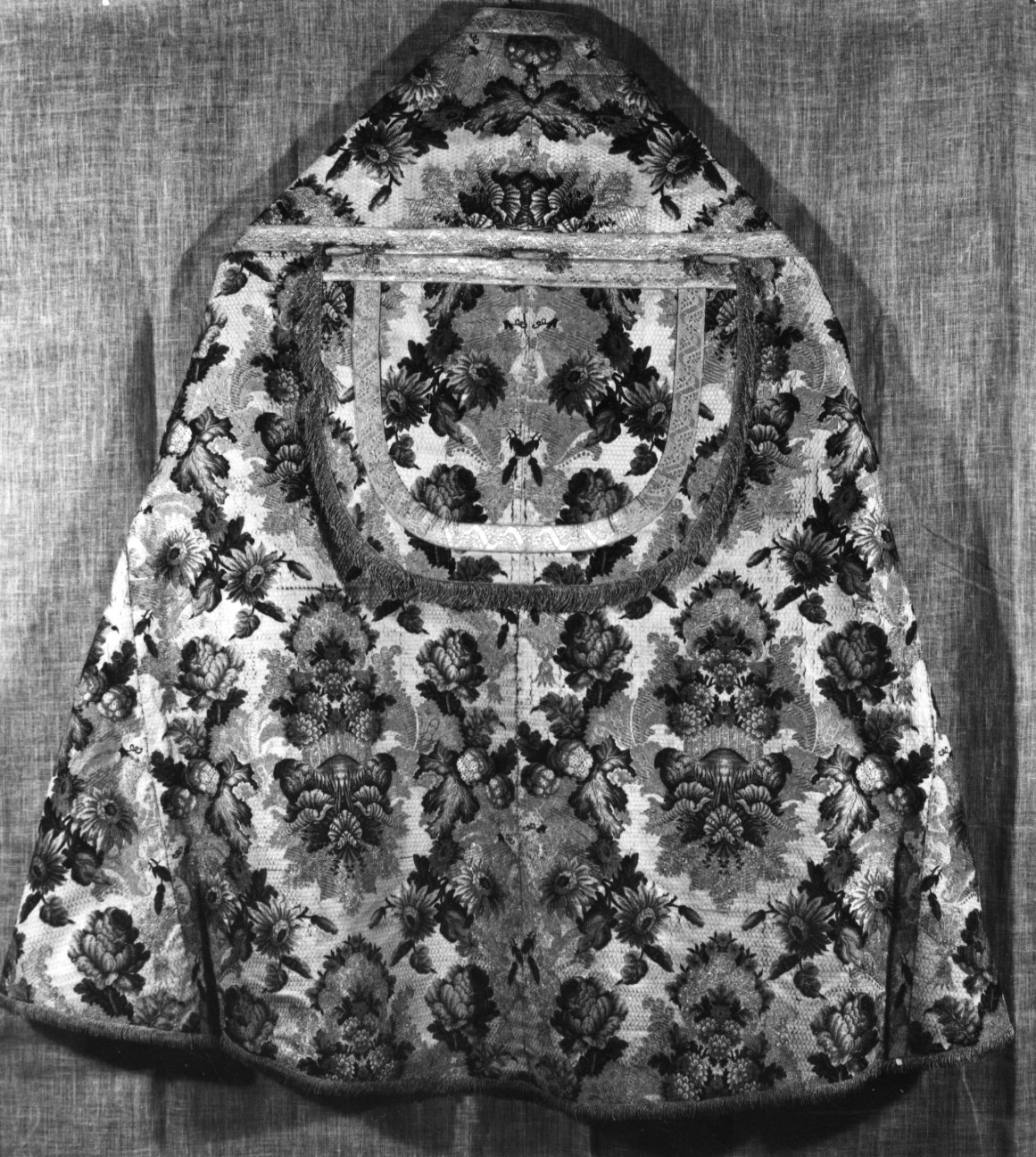 piviale, opera isolata - manifattura francese (prima metà sec. XVIII)