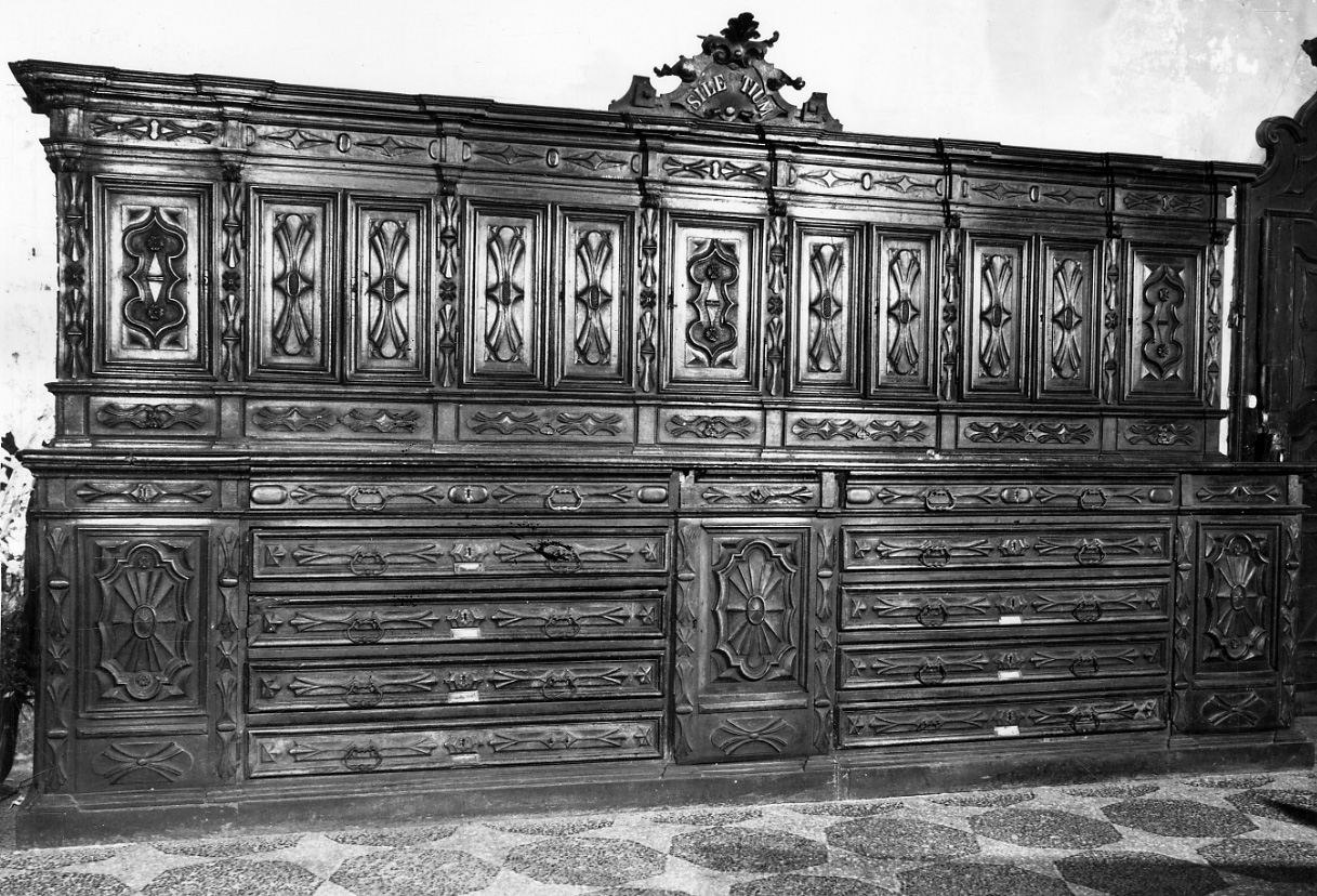 mobile da sacrestia con alzata, opera isolata - bottega piemontese (prima metà sec. XVIII)