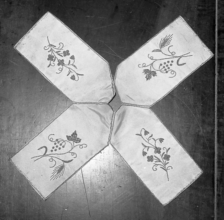 conopeo di pisside, opera isolata - manifattura novarese (inizio sec. XX)