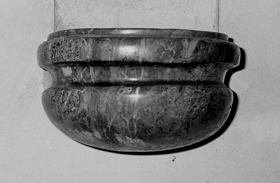 acquasantiera da parete, opera isolata - bottega novarese (secc. XVII/ XVIII)