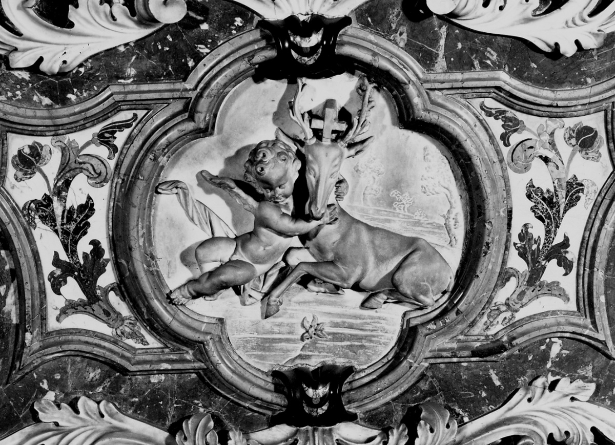 angioletto con cervo (decorazione plastica, elemento d'insieme) di Beretta Angelo Maria, Giudici Giovan Battista (secondo quarto sec. XVIII)