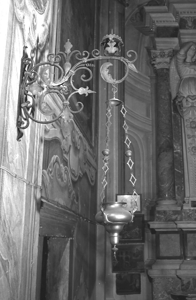 reggilampada a bracci, opera isolata - bottega novarese (seconda metà sec. XVII)