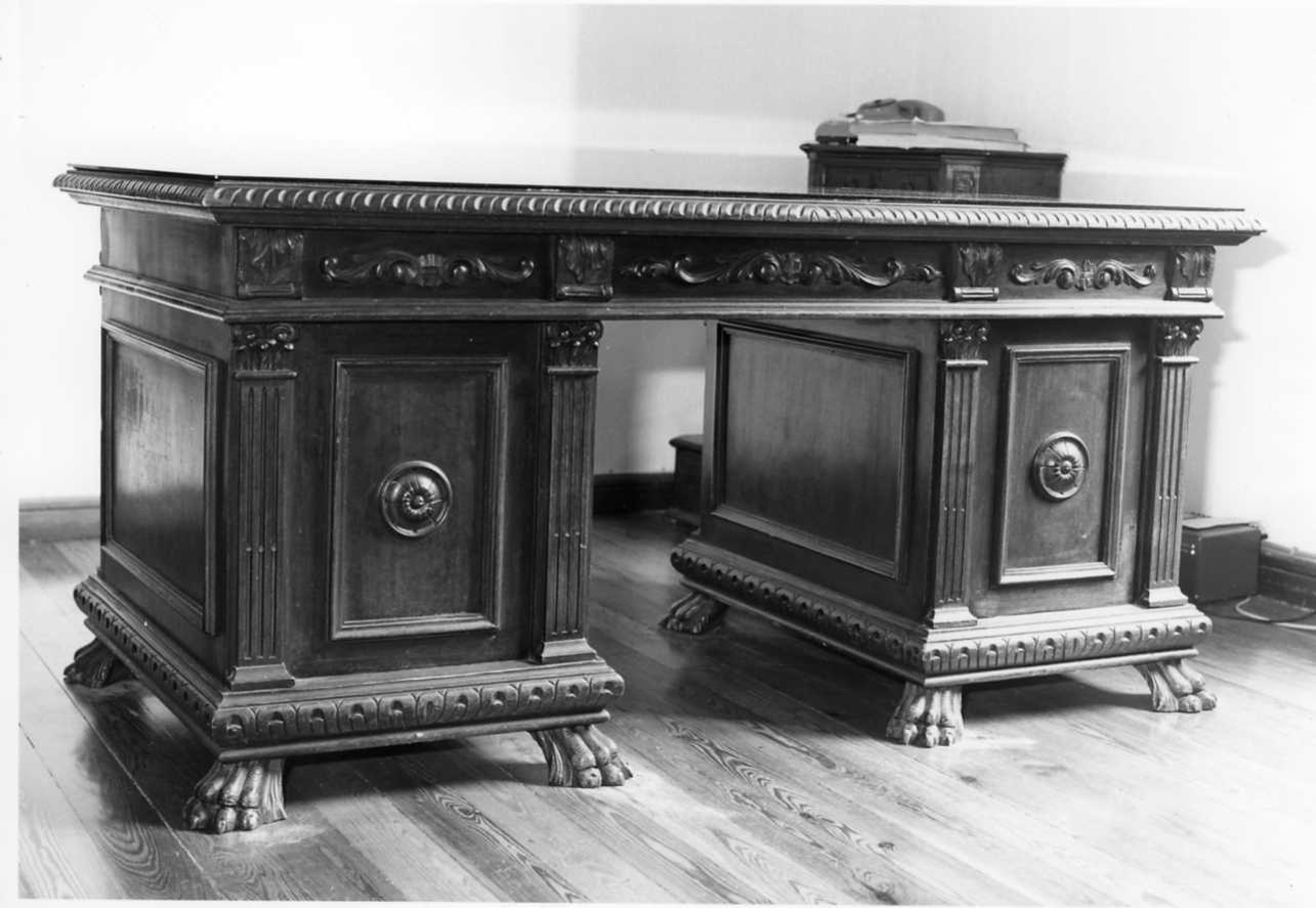 scrivania, opera isolata - bottega novarese (prima metà sec. XX)