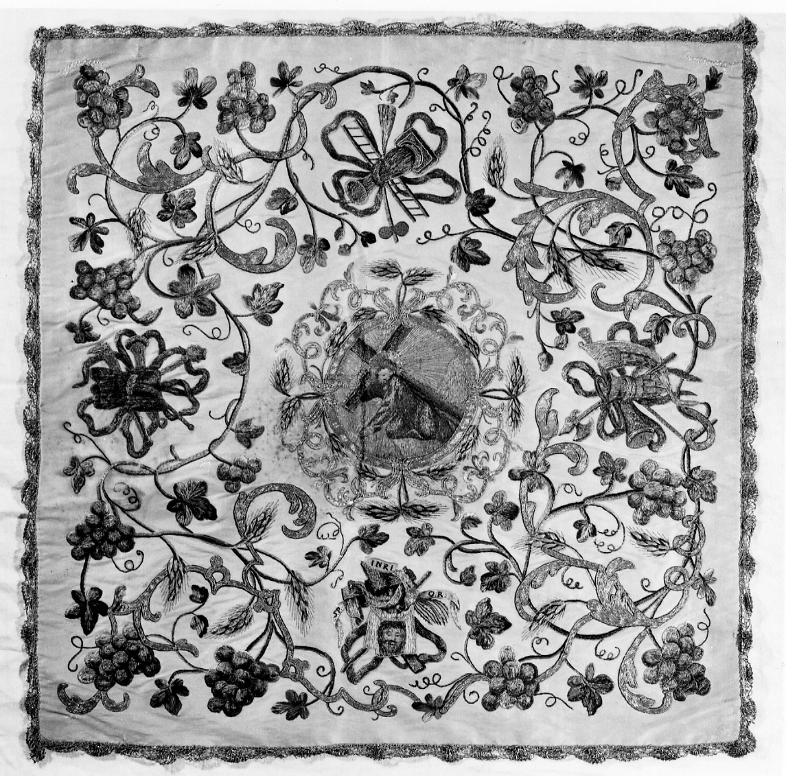 Cristo che cade portando la croce (velo di calice, opera isolata) - manifattura novarese (primo quarto sec. XVIII, sec. XX)