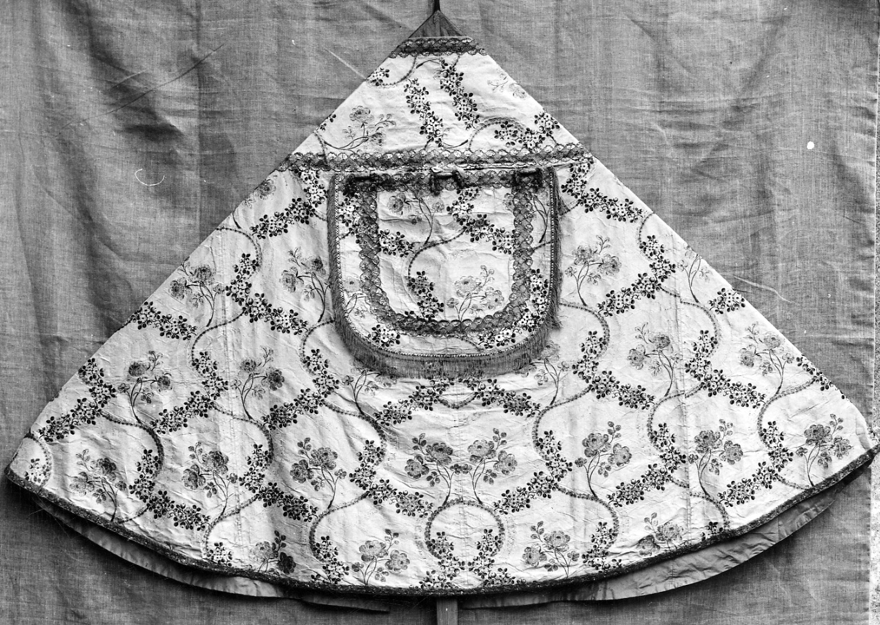 piviale, opera isolata - manifattura francese (terzo quarto sec. XVIII)