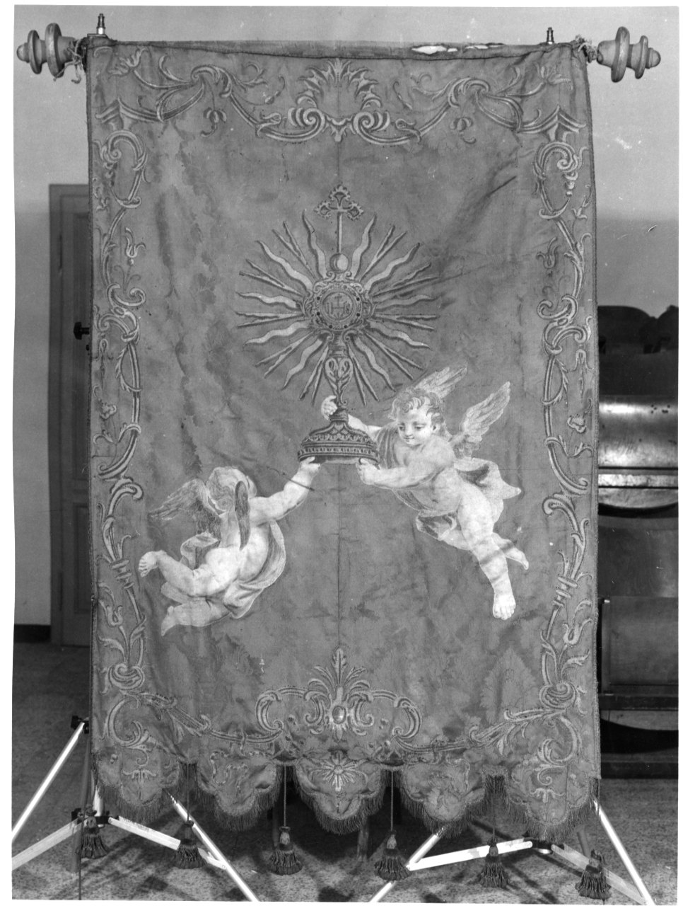 angeli con ostensorio (decorazione pittorica, elemento d'insieme) - manifattura lombardo-piemontese, ambito novarese (seconda metà sec. XVIII)