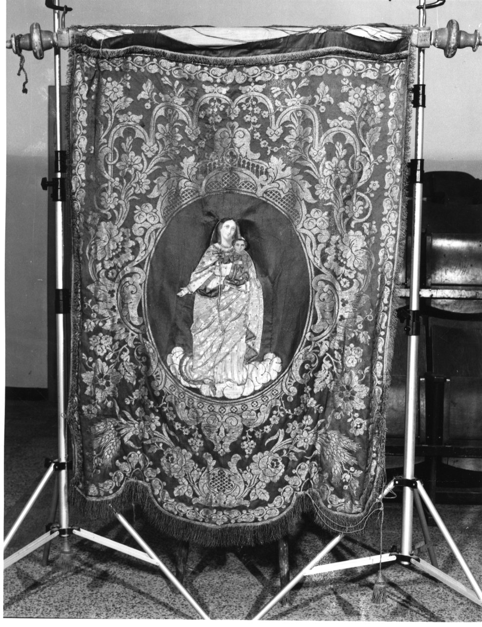 Madonna con Bambino (decorazione pittorica, elemento d'insieme) - manifattura lombardo-piemontese (fine/inizio secc. XIX/ XX)