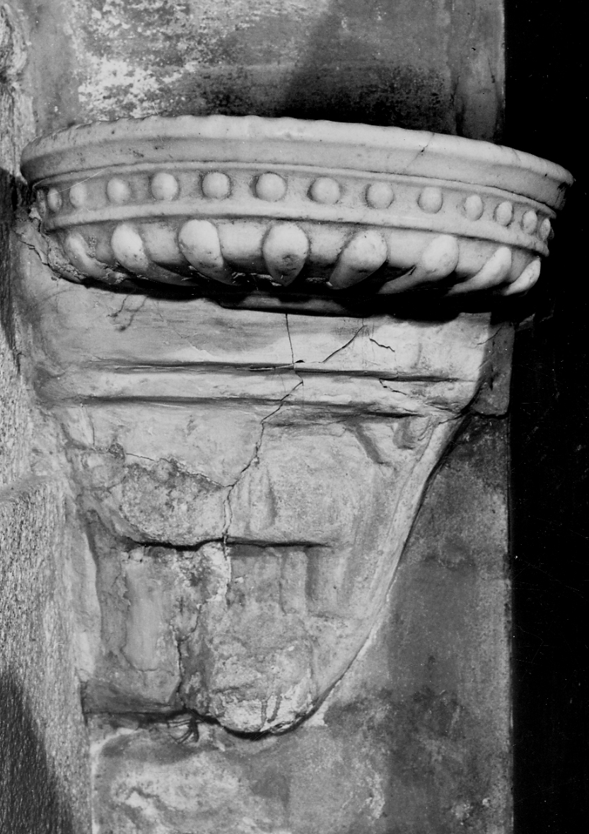 acquasantiera, opera isolata - bottega lombarda (secc. XVI/ XVII)