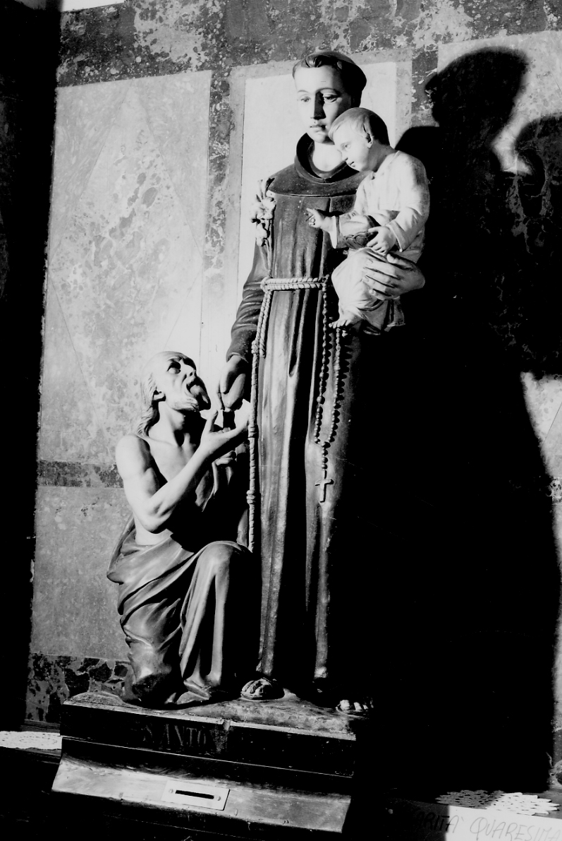 Sant'Antonio da Padova con il bambino e mendicante (gruppo scultoreo, opera isolata) di Avondo Luigi (primo quarto sec. XX)