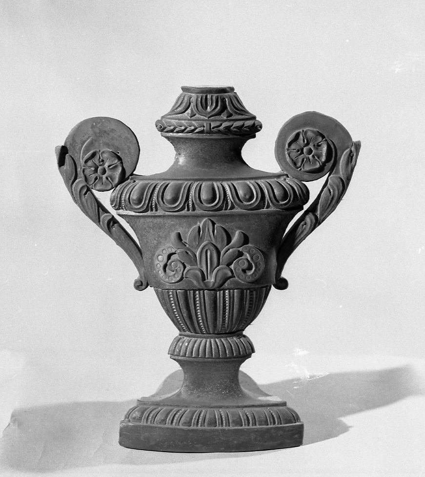 vaso d'altare con composizione floreale, serie di Bertarelli Fratelli Ditta (attribuito) (primo quarto sec. XX)