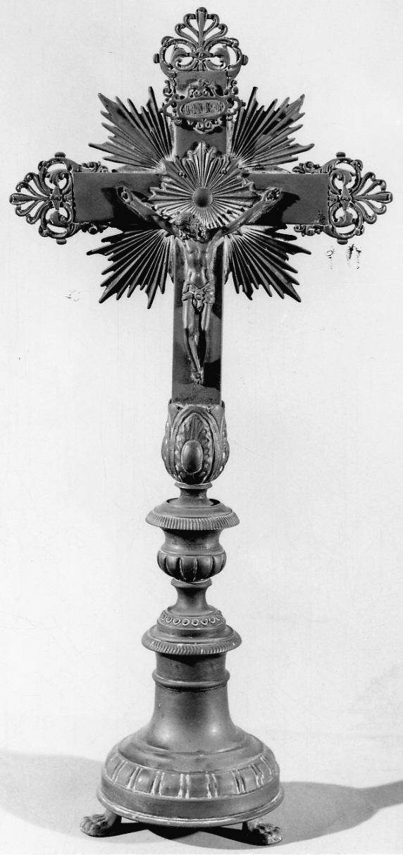 Cristo crocifisso (croce d'altare, opera isolata) di Bertarelli Fratelli Ditta (attribuito) (primo quarto sec. XX)