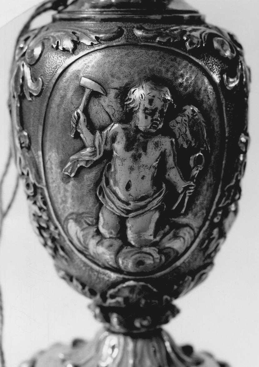 angioletto con simbolo della passione: martello e tenaglia (decorazione a sbalzo, elemento d'insieme) di Sibut Jean (seconda metà sec. XVII)