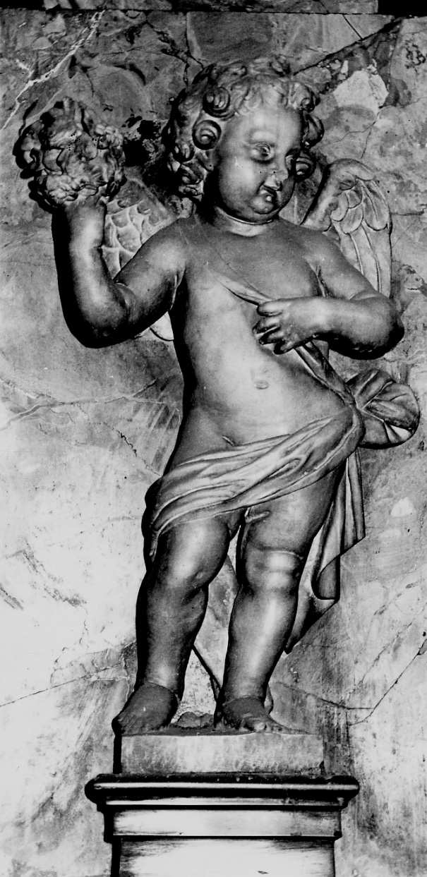 angioletto con fiori (statua, elemento d'insieme) di Carlone Tommaso (terzo quarto sec. XVII)