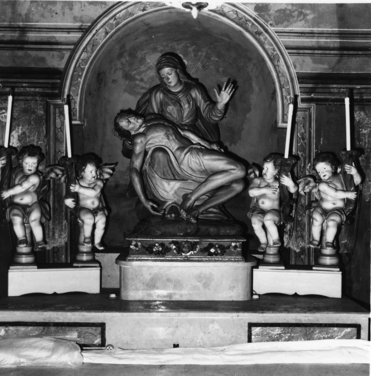 Pietà (gruppo scultoreo, insieme) di Plura Carlo Giuseppe (inizio sec. XVIII)