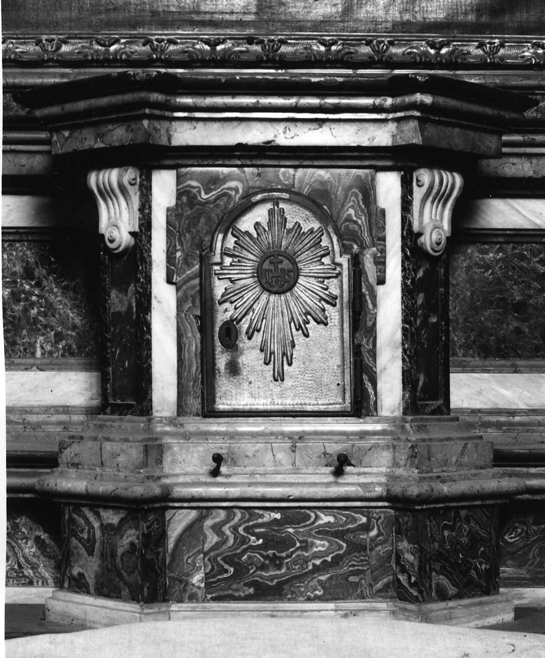monogramma cristologico (tabernacolo, elemento d'insieme) - bottega piemontese (terzo quarto sec. XVII)