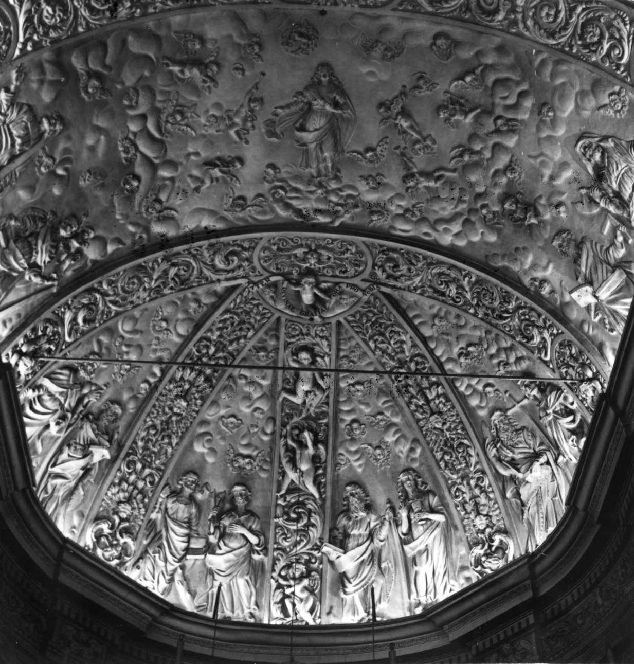 Madonna Assunta con angeli e apostoli (decorazione plastica) di Ciseri Cristoforo (terzo quarto sec. XVII)