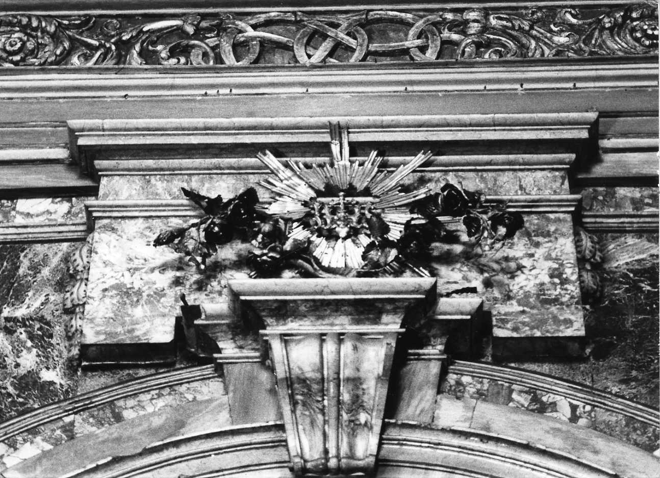 monogramma cristologico (decorazione plastica, serie) di Agazino (metà sec. XVIII)