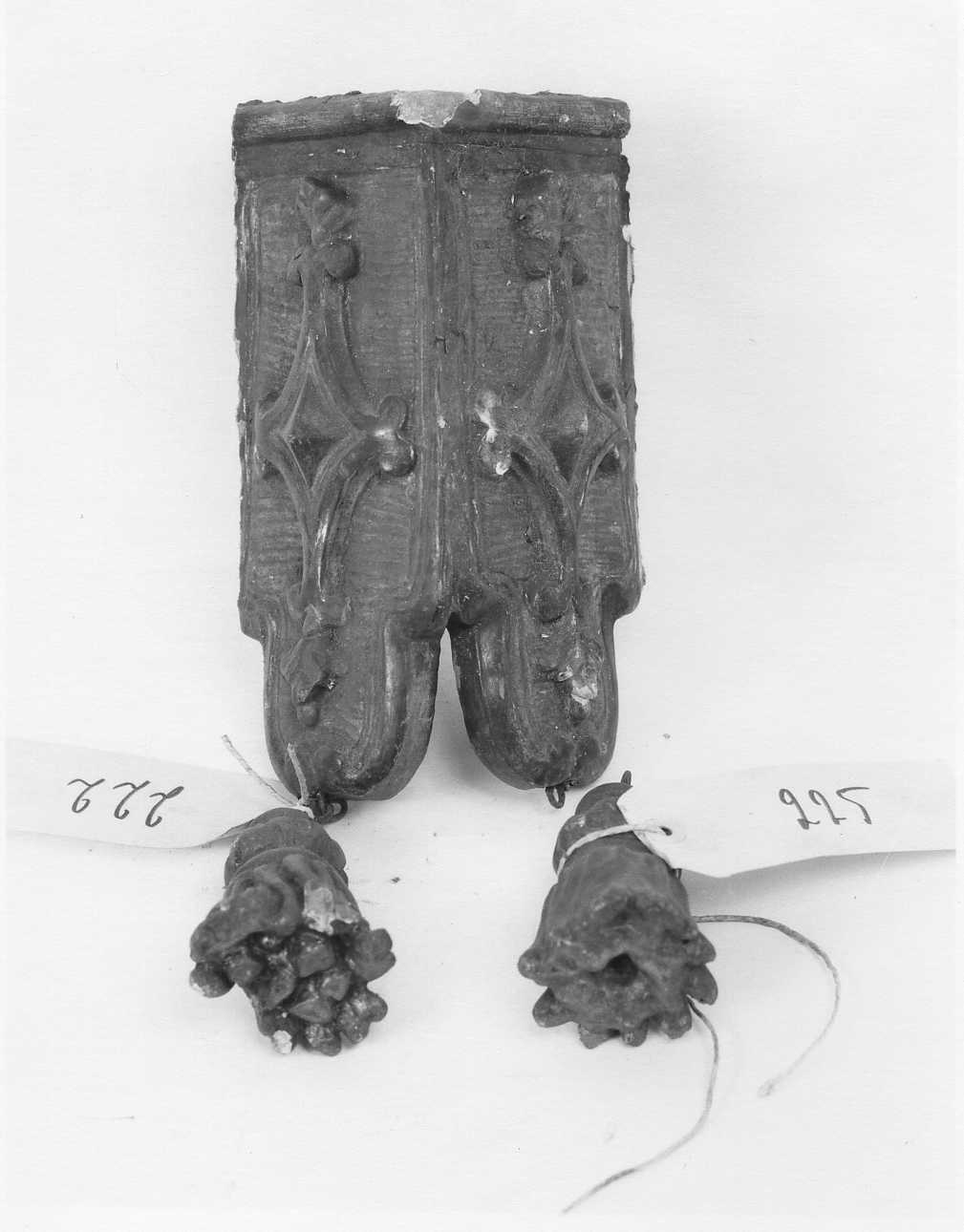 motivi decorativi geometrici a punte di diamante lobate e angeli (corona pensile, frammento) - bottega piemontese (prima metà sec. XVIII)