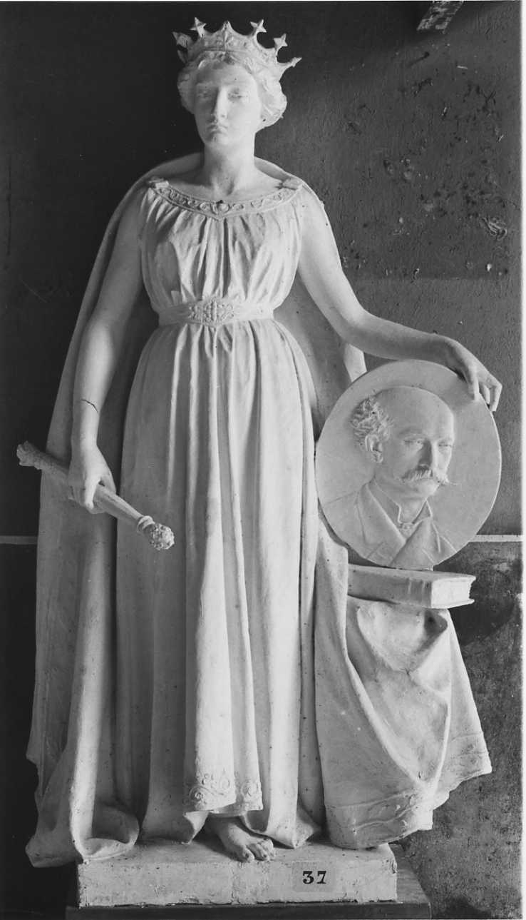 allegoria della Giustizia con il ritratto di Vincenzo Demaria (gruppo scultoreo, opera isolata) di Della Vedova Pietro (fine sec. XIX)